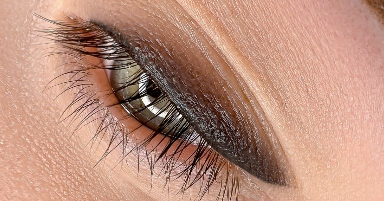 Ez a cikk bemutatja a sminktetoválás különböző fajtáit, előnyeit és hátrányait Rubos Vivien szépségszalonjában