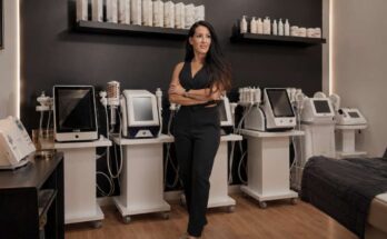 Dr. Bognárné Szabó Ildikó az Individual Beauty alakformáló szalonban Szolnokon, modern gépi kezelések között