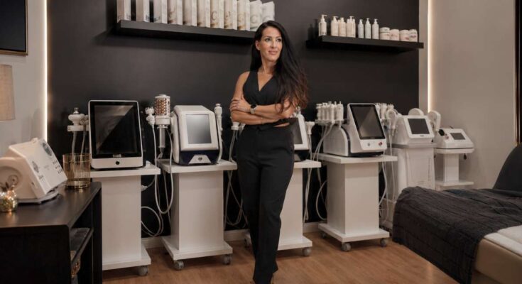 Dr. Bognárné Szabó Ildikó az Individual Beauty alakformáló szalonban Szolnokon, modern gépi kezelések között